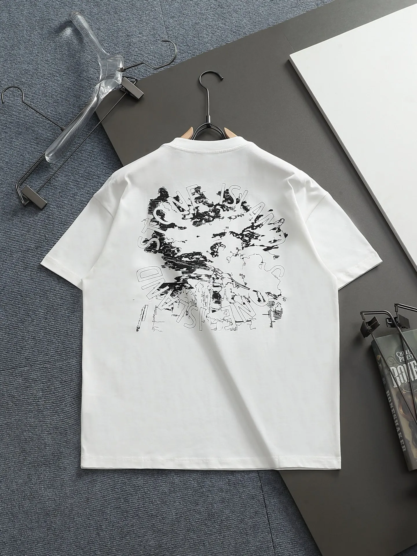 🅿️170 Stone Island 2025FW new autumn and winter geometric print short-sleeved bottoming T-shirt. Pure background color with the brand's iconic compass logo + geometric line printing on the back, which is very cool and recognizable. The basic round neck version is suitable for various body shapes, the fabric is soft and breathable, and multiple colors are available. Suitable for daily outings and casual wear, easy to wear on the street. Color: gray white Size: XSSML